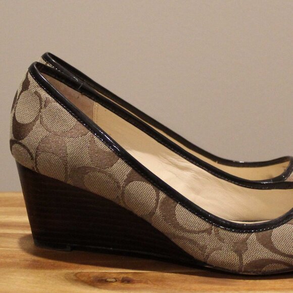 Classic Coach Brown & Tan Peep Toe Wedges - Sz 8.5 - Picture 2 of 6